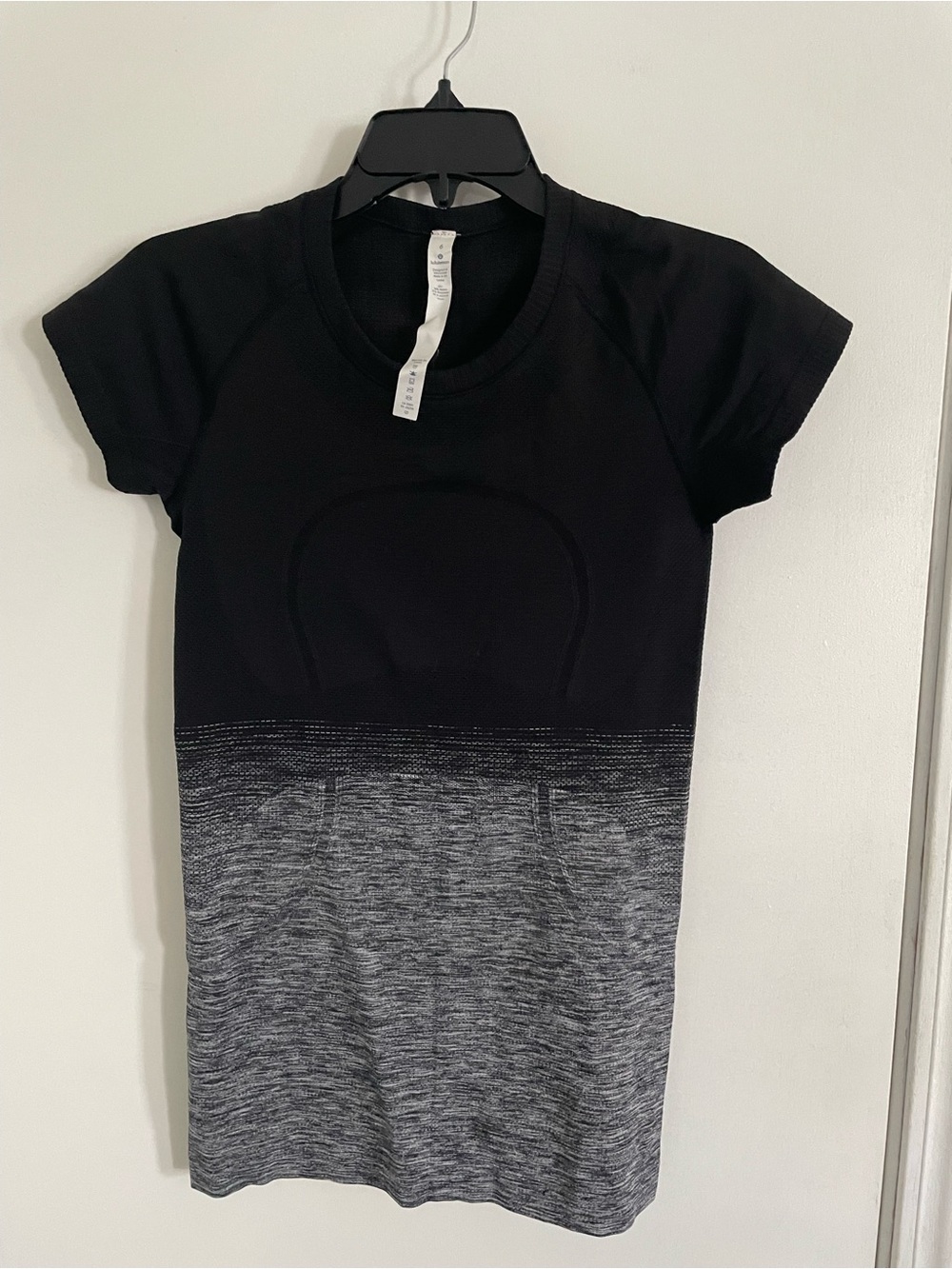 lululemon athletica Ombre Black to Gray Short Sleeve Active Tee